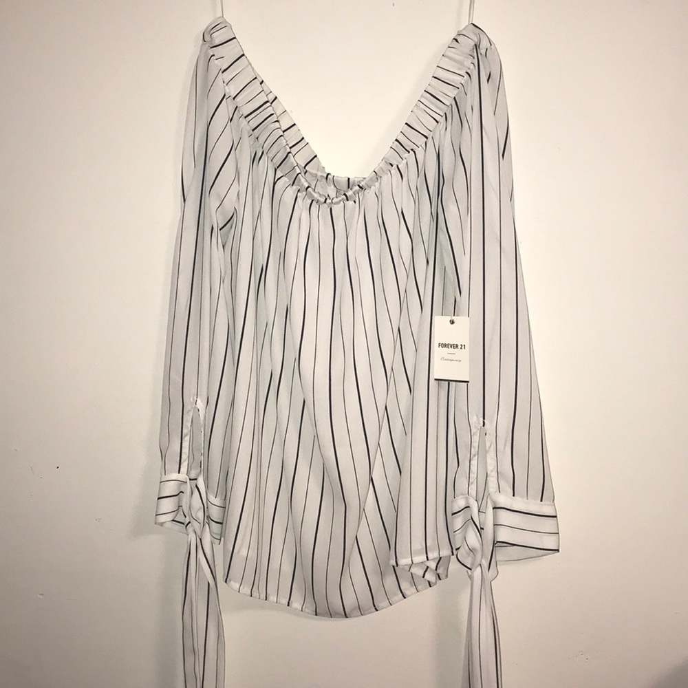 Pretty off-the-shoulder top✨